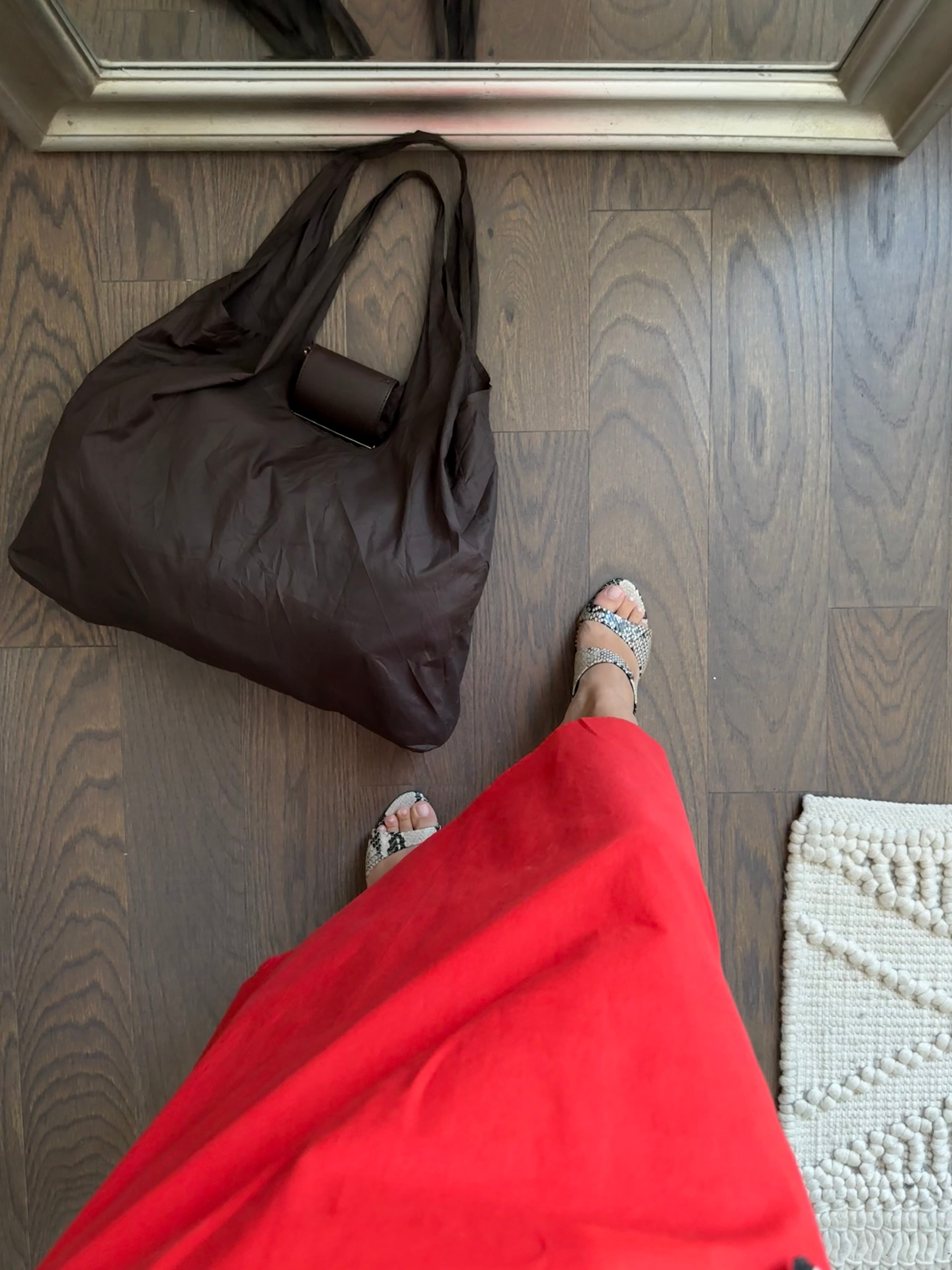 NIGHT OUT - Minimal, stylish, always with you.